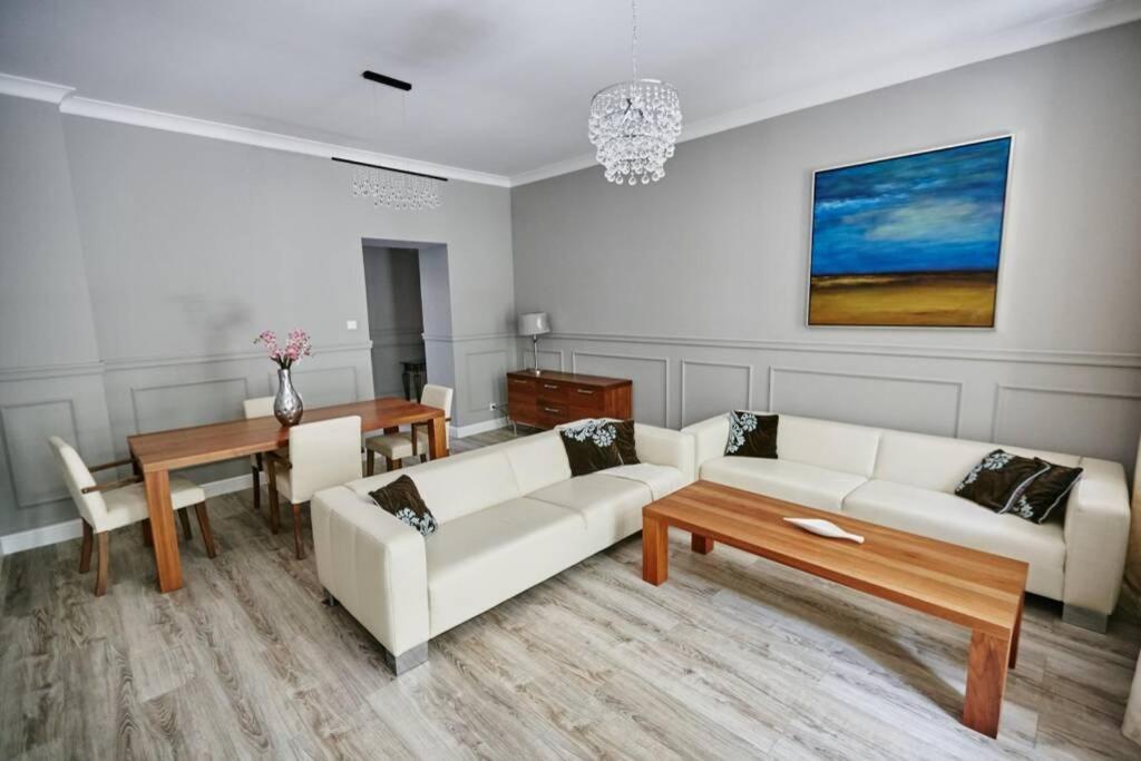 Bezowy Apartament De Lux Dla 4 Osob Chorzow Katowice Exterior foto