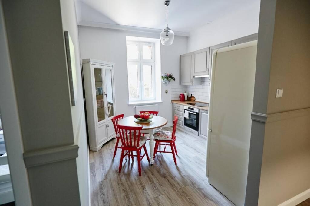 Bezowy Apartament De Lux Dla 4 Osob Chorzow Katowice Exterior foto